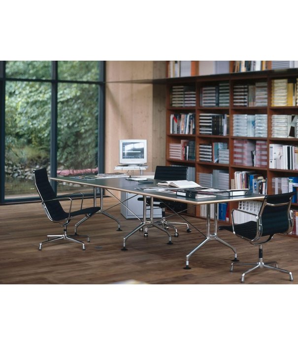 Vitra  Vitra -  Aluminium Chair EA 108 zwart leer, draaibaar