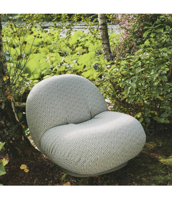 Gubi  Pacha Outdoor Lounge Chair Chevron 035 blue, swivel base