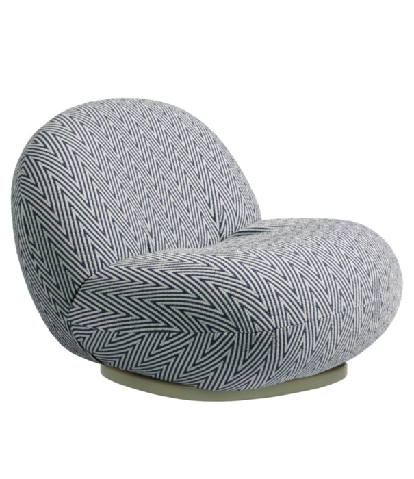 Gubi  Gubi - Pacha outdoor lounge chair swivel, fabric Chevron 035 blue