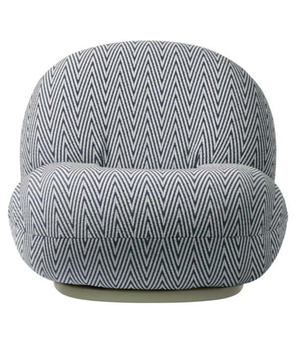 Gubi  Gubi - Pacha outdoor lounge chair swivel, fabric Chevron 035 blue