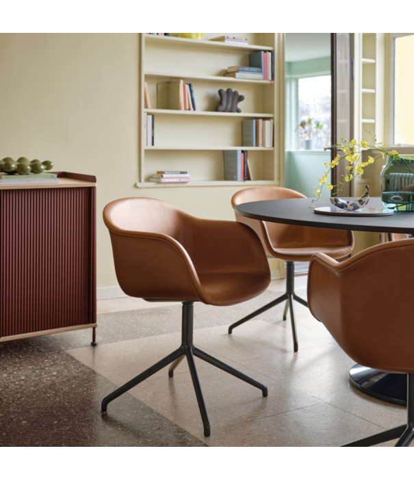 Muuto  Muuto Midst Eettafel donker eiken, zwart voet Ø160