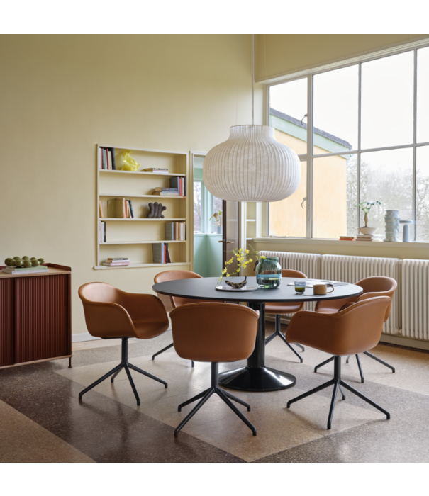 Muuto  Muuto - Midst tafel geolied eiken, basis glossy zwart / Ø160cm