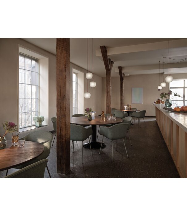 Muuto  Muuto Midst Dining Tafel eiken, zwart voet Ø160