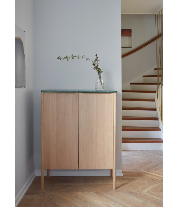 Fritz Hansen Jut High Dressoir geolied eiken, groen marmer top
