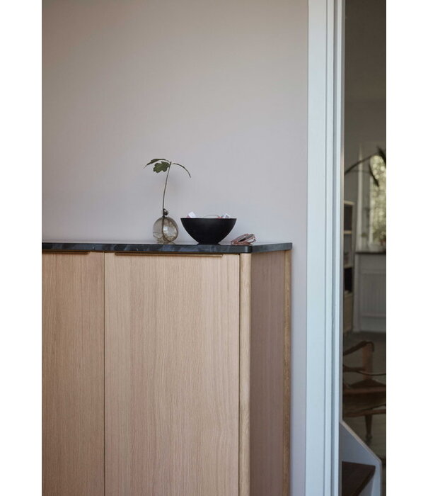 Fritz Hansen Jut High Dressoir geolied eiken,  zwart marmer top