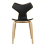 Fritz Hansen Grand Prix Stoel eiken, voorkant zwart Essential leer