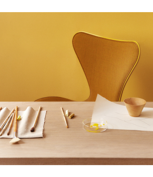 Fritz Hansen Fritz Hansen - Series 7 stoel true yellow, voorkant Remix 422, brons poten