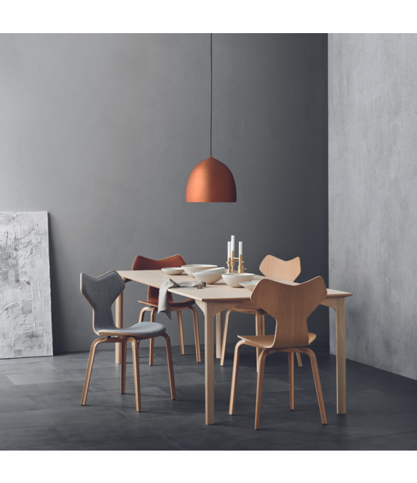 Fritz Hansen Fritz Hansen Series 7 Butterfly Chair paradise orange, front Steelcut Trio 636, bronze base