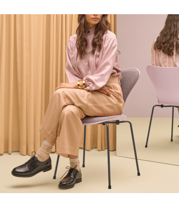 Fritz Hansen Fritz Hansen Series 7 Butterfly Chair pale rose, front re-wool 648, graphite base