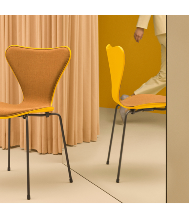 Fritz Hansen Fritz Hansen - Series 7 chair Essential cognac leather, tube base