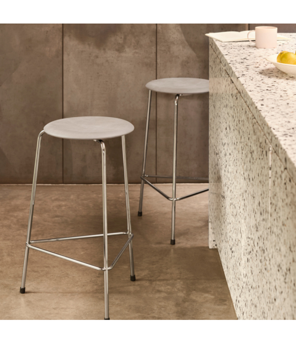 Fritz Hansen Fritz Hansen High Dot Counter Barkruk leer, 3 poten chrome H65