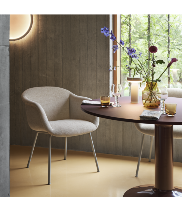 Muuto  Muuto Fiber Soft Armstoel Ecriture sand, eiken poten