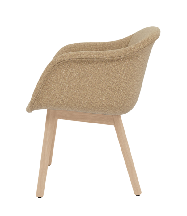 Muuto  Muuto Fiber Soft Armstoel Ecriture sand, eiken poten