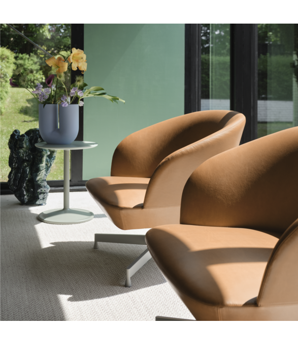 Muuto  Muuto - Oslo lounge chair cognac leather, grey swivel base