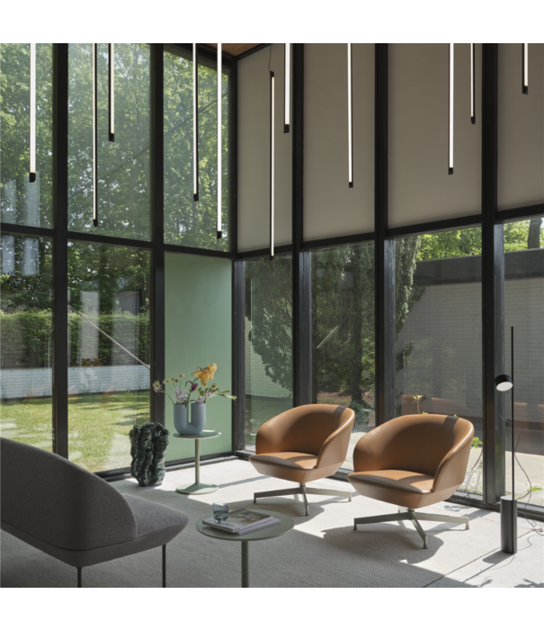 Muuto  Muuto - Oslo lounge chair cognac leather, grey swivel base