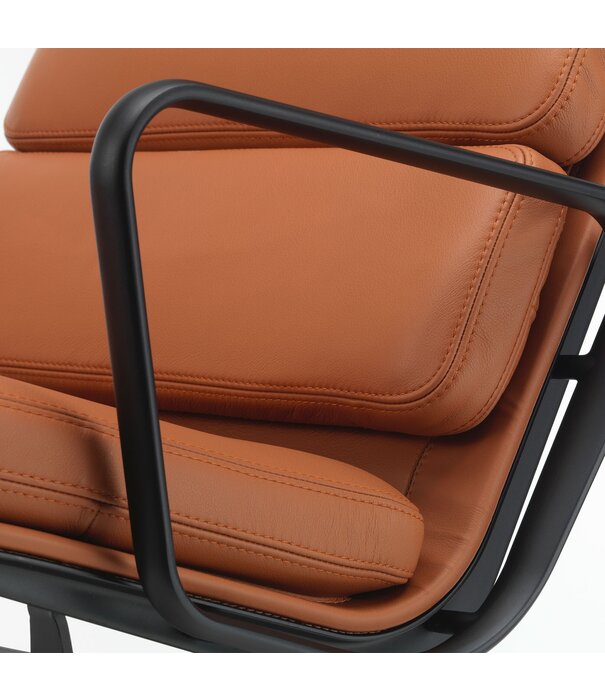 Vitra   Soft Pad Chair EA 222 lounge stoel, cognac premium F leer