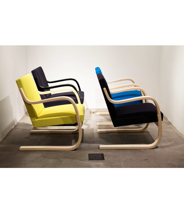Artek  402 Armstoel berken, Nubia 02 cream/pearl