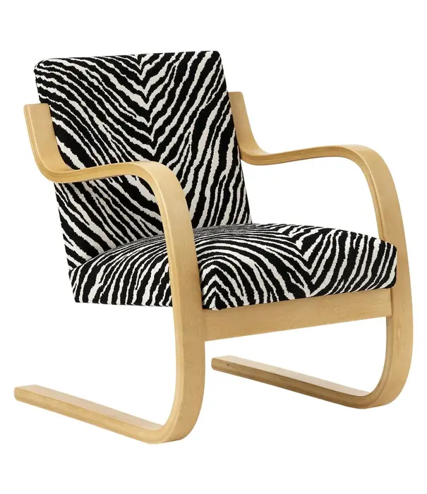 Artek  402 Armstoel honing gebeitst berken, Zebra zwart / wit