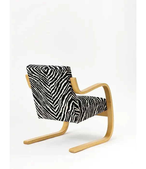 Artek  402 Armstoel honing gebeitst berken, Zebra zwart / wit