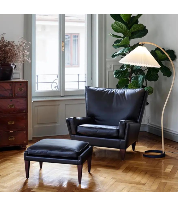 Gubi  V11 Lounge chair Forli 27 Limonta, solid walnut legs