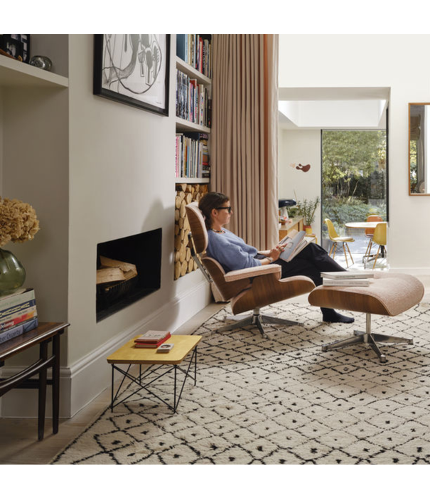 Vitra  Vitra Eames Lounge Chair & Ottoman Walnoot, Nubia ivory-peach
