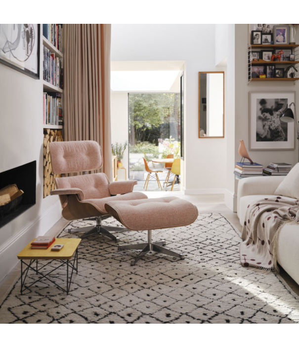 Vitra  Vitra - Eames Lounge Chair + Ottoman walnoot, stof Nubia ivory/peach