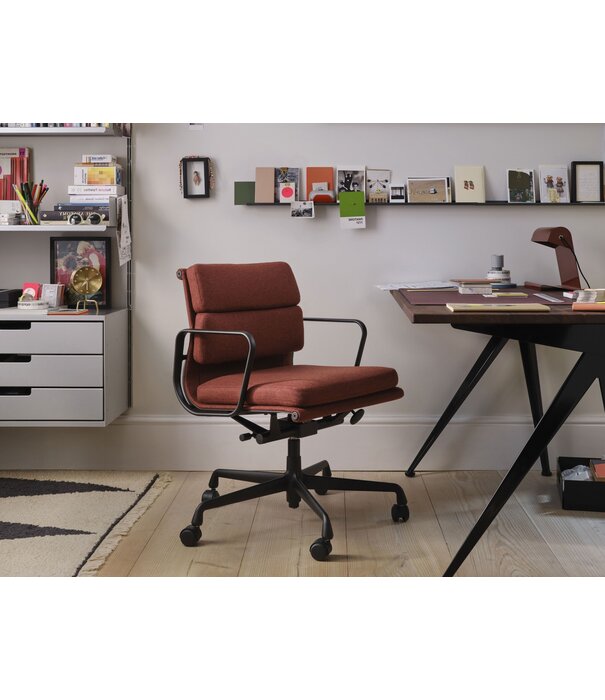 Vitra  Soft Pad Chair EA 217 Bureaustoel gepolijst, stof Laser RE