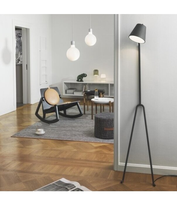 Design House Stockholm  Design House Stockholm - Manana Floor lamp antraciet H170 cm.