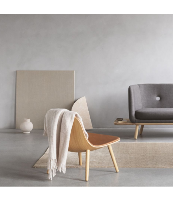 Eva Solo  - Wait to be seated Eva Solo Yuuga Lounge Stoel geolied eiken, cognac leer