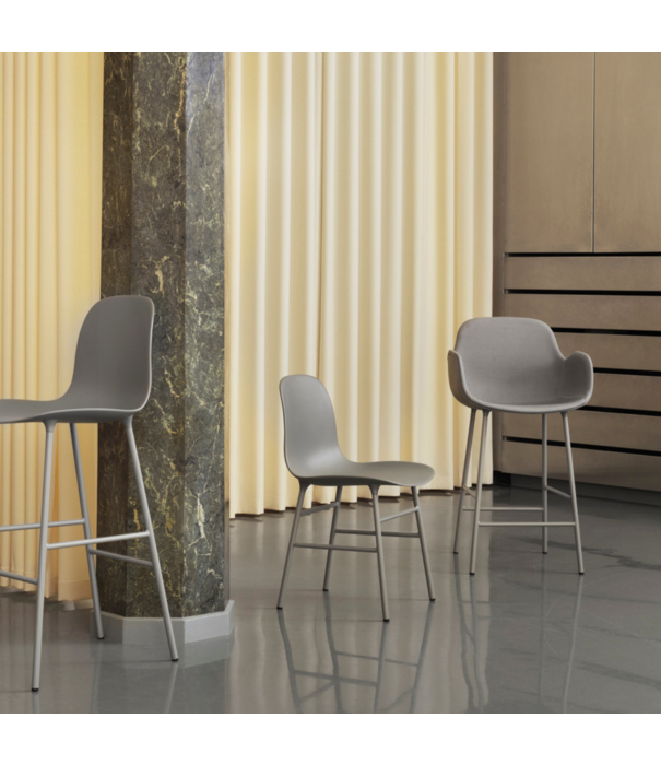 Normann Copenhagen  Form Armstoel plastic kuip, stalen poten