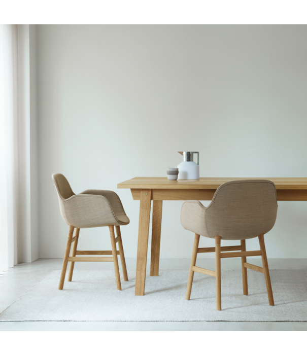 Normann Copenhagen  Form Armstoel plastic kuip, stalen poten