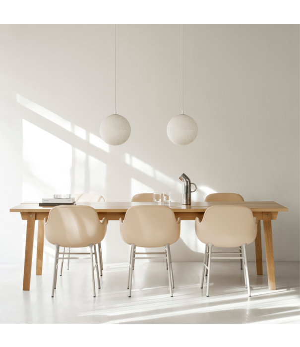 Normann Copenhagen  Form Armstoel plastic kuip, stalen poten