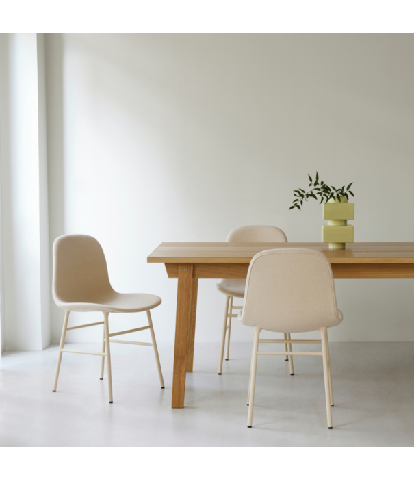 Normann Copenhagen  Form Stoel gestoffeerd, eiken poten