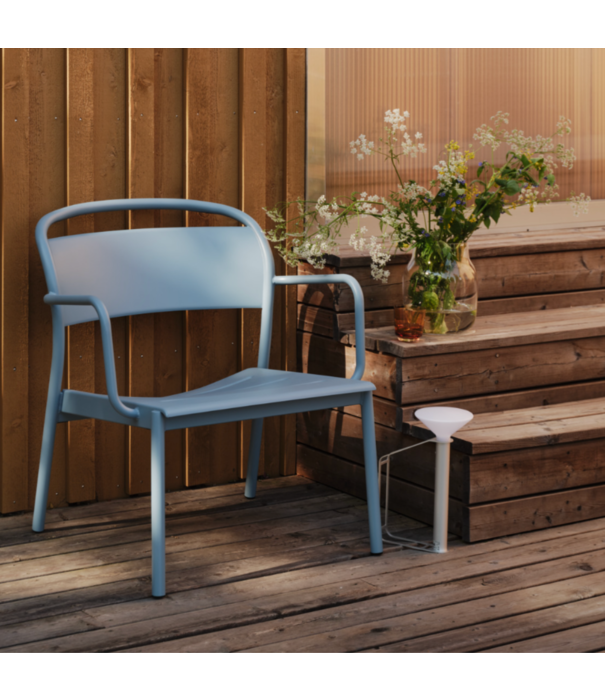 Muuto  Muuto Outdoor - Linear Steel Lounge Armchair Pale Blue