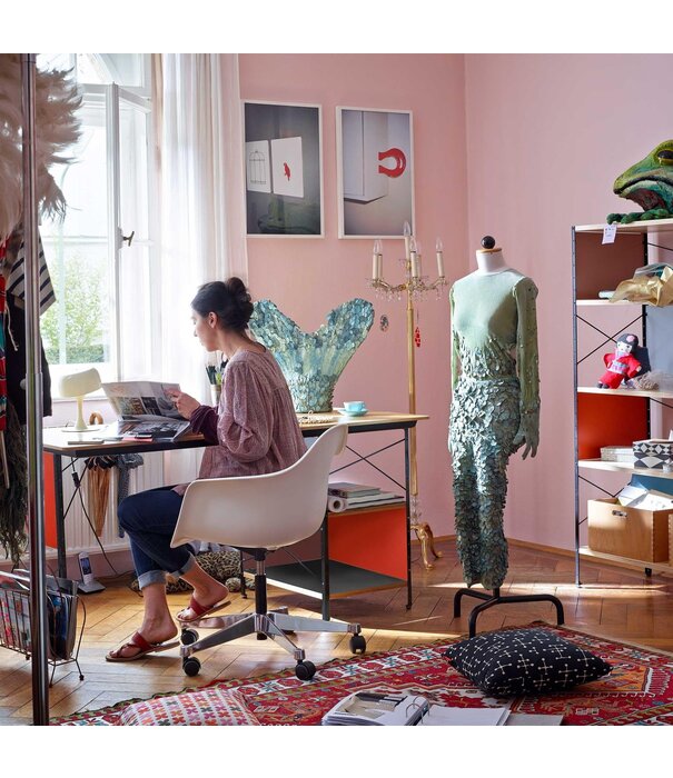 Vitra  Vitra - Eames PACC RE Plastic Armstoel draaibaar, chrome op wielen zwart