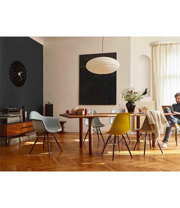 Vitra  Vitra Eames DAW Stoel met arm,  donker esdoorn onderstel