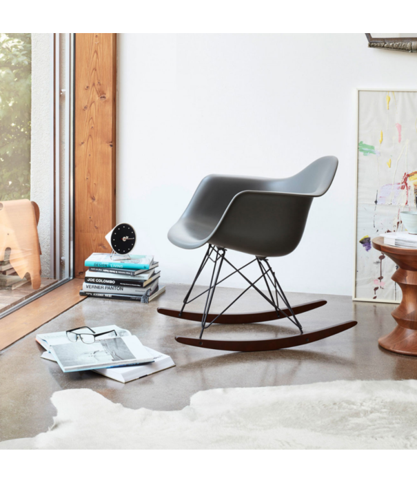 Vitra  Vitra Eames RAR Rocking Chair, black - dark maple base