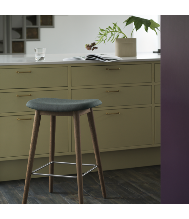 Muuto  Muuto - Fiber Bar Stool Wood with backrest, oak wood base