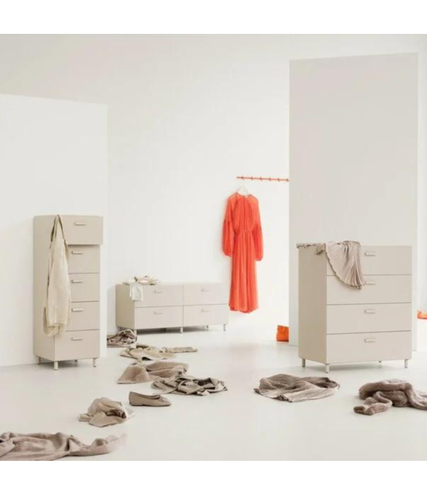 String  String Two Wide Relief drawers met poten