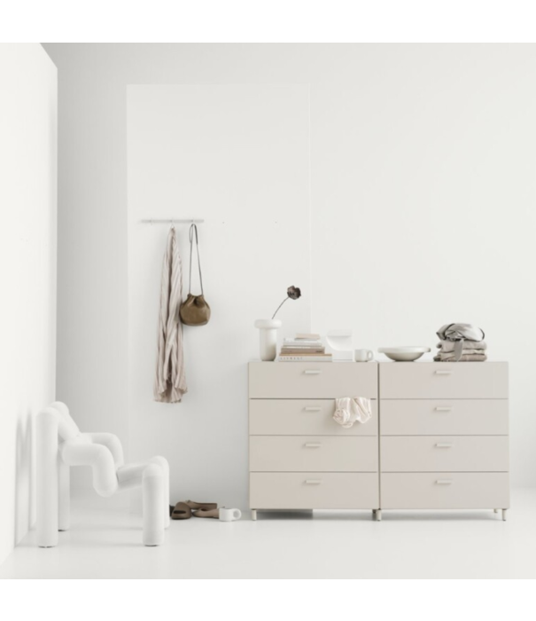 String  String - Two Wide Relief drawers met poten