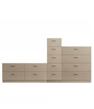 String - One low, one tall, one wide Relief drawer met plint