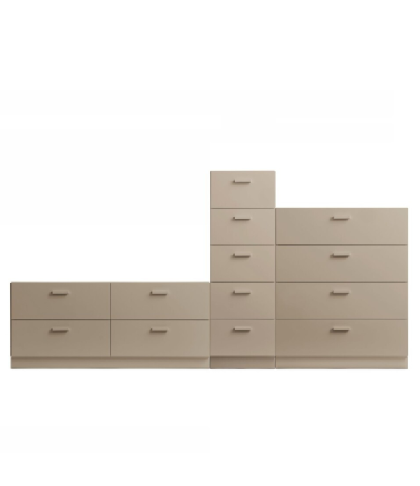 String  String - One low, one tall, one wide Relief drawer met plint