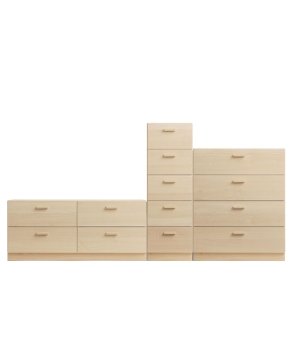 String  String - One low, one tall, one wide Relief drawer met plint