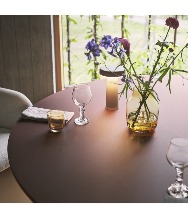 Muuto  Muuto Fiber Soft Armstoel Grace leer, houten poten