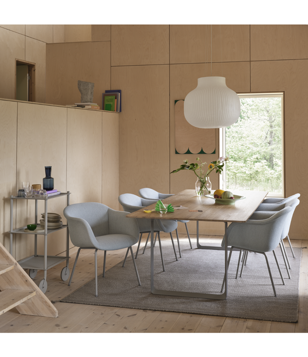 Muuto  Muuto Fiber Soft Armstoel Grace leer, houten poten