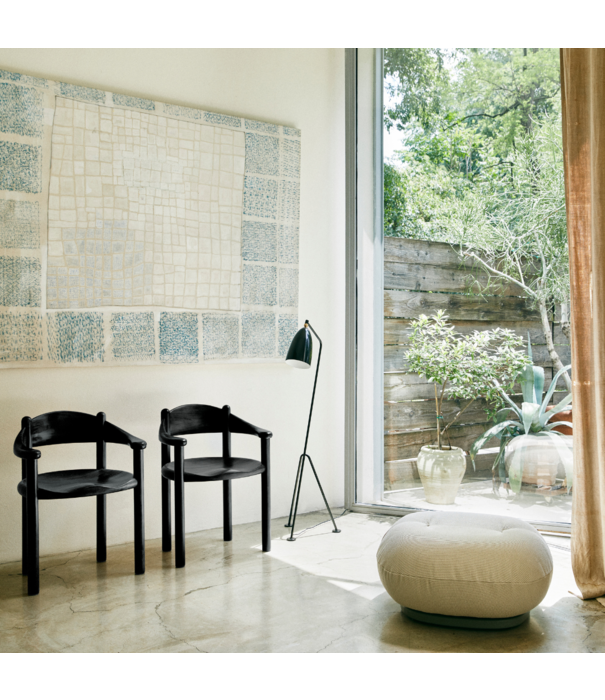 Gubi  Gubi Daumiller Armstoel black pine