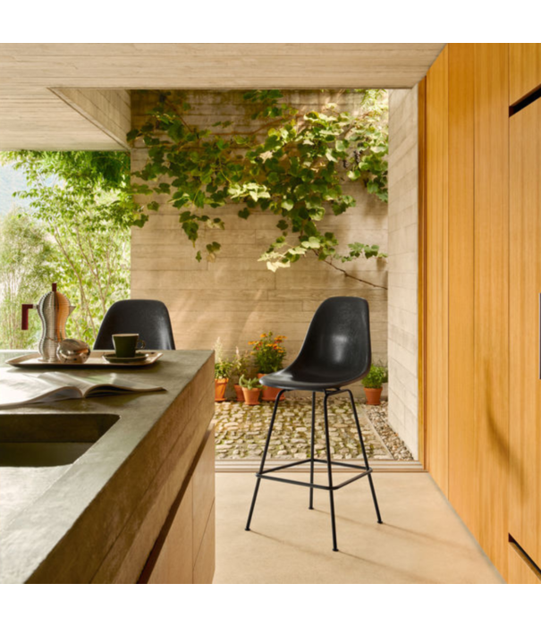 Vitra  Eames Fiberglass Barkruk High, chrome onderstel