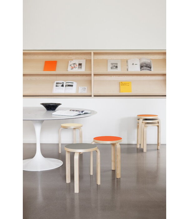 Artek  Artek - Stool 60 berken - zitting leer Sörensen Prestige Walnoot