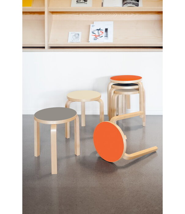 Artek  Artek - Stool 60 berken - zitting leer Sörensen Prestige Walnoot