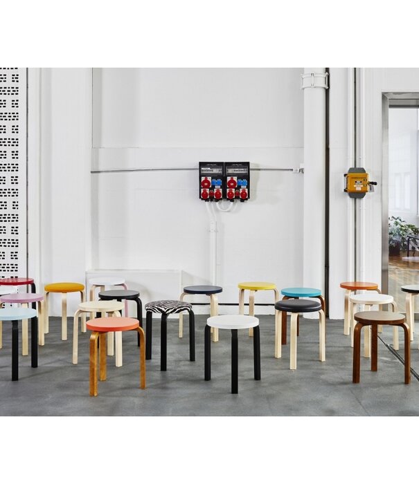 Artek  Artek - Stool 60 berken - zitting leer Sörensen Prestige Walnoot